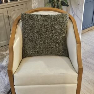 ☆ BNIB - Boucle Style Moss Green Pillow  ☆
